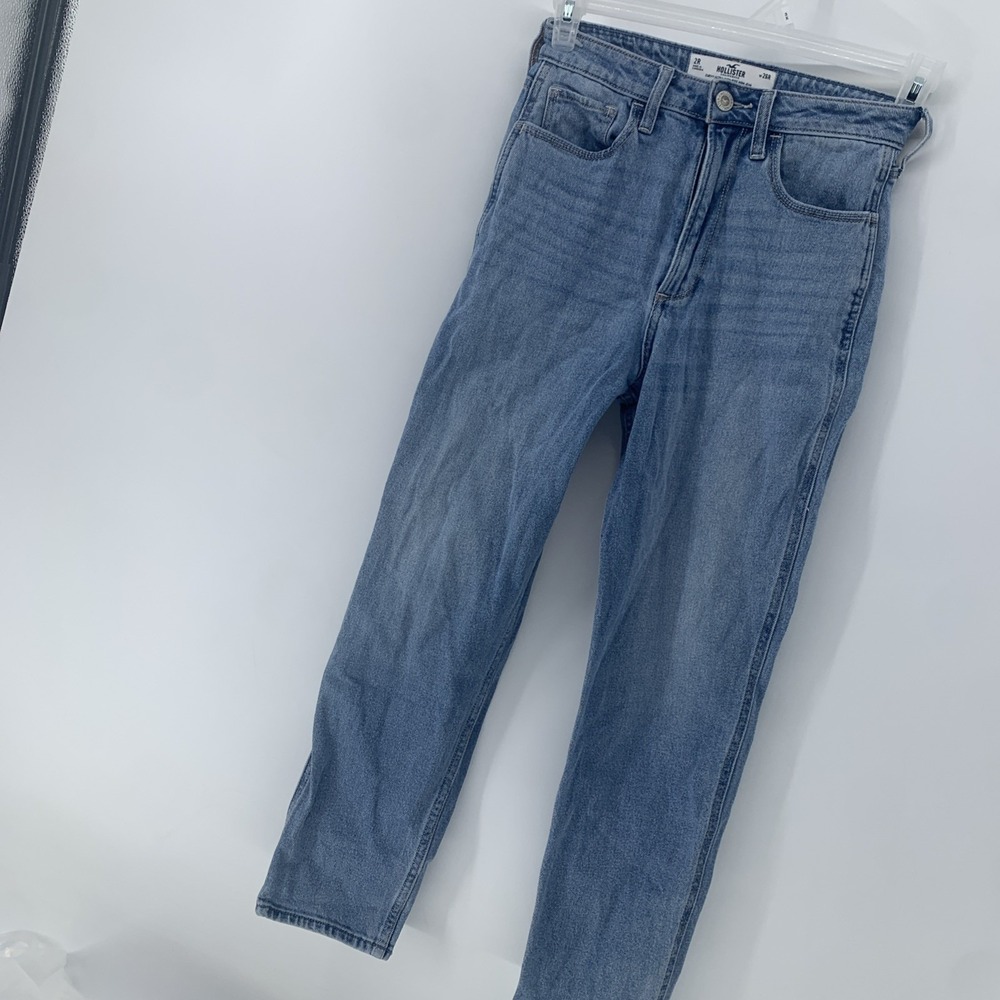 Hollister Curvy Ultra High-Rise Mom Jean Light Blue Stretch Denim Size 2R (w26R)